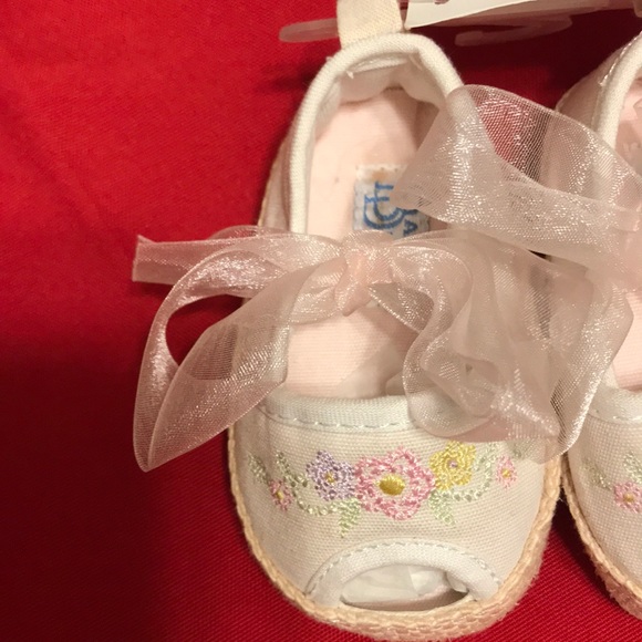 NWT baby shoes. Size 6wks-3 mo - Picture 2 of 6
